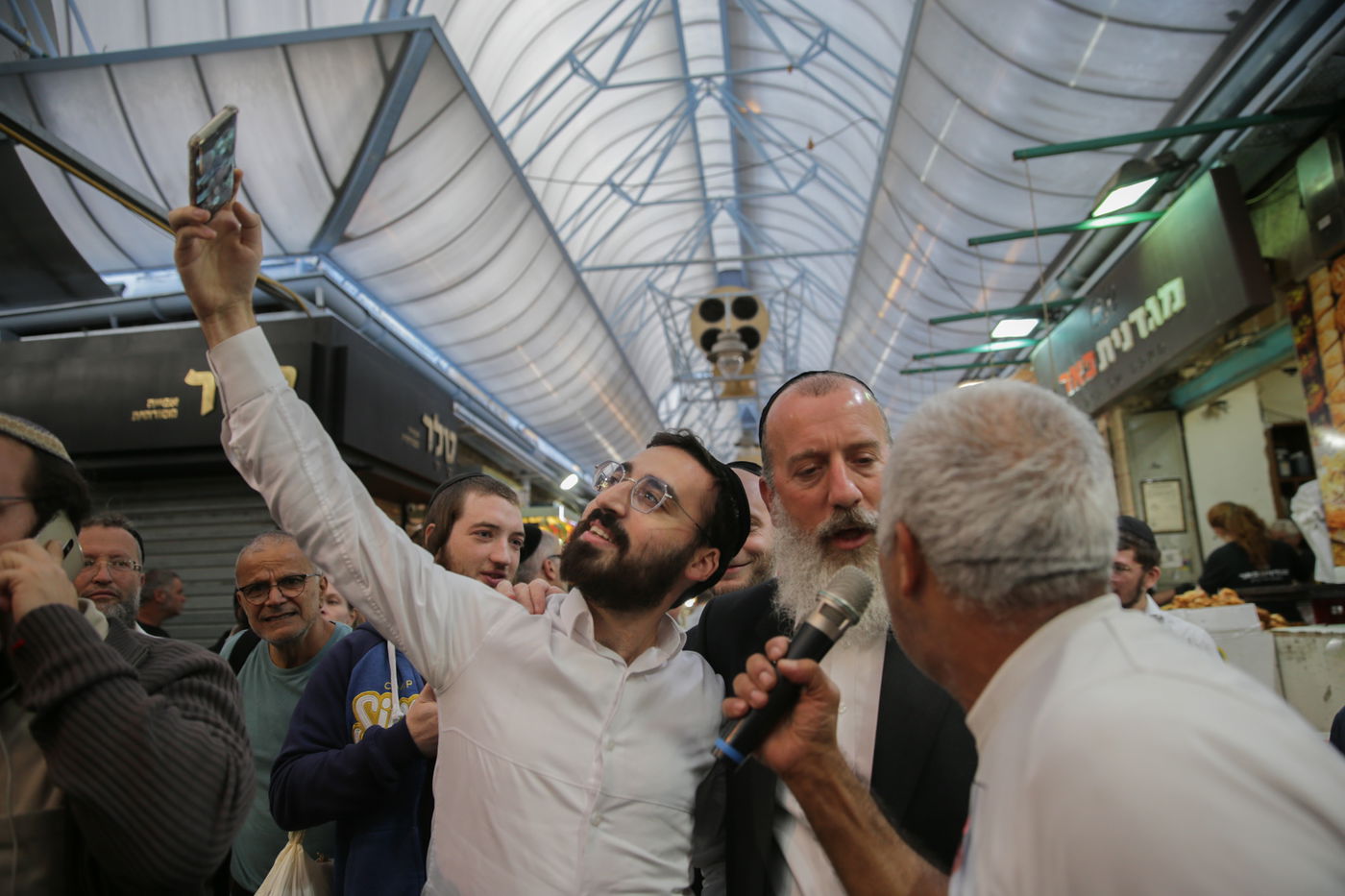 כשיוסי דייטש ואריה קינג הסתובבו ב'מחנה יהודה'