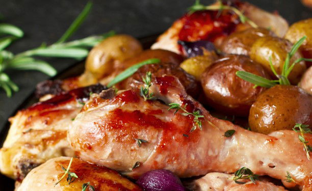 עוף ובייבי תפוחי אדמה עם פטריות אפויים ברוטב בלסמי