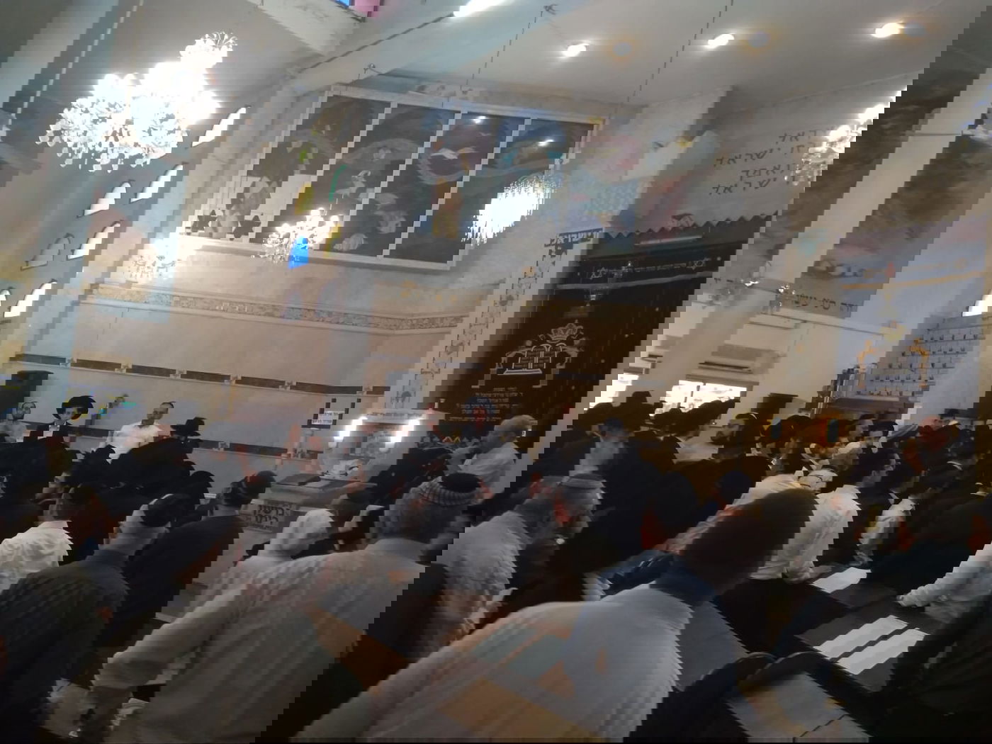 אלפים ליוו את ספרי התורה שנשרפו • תיעוד