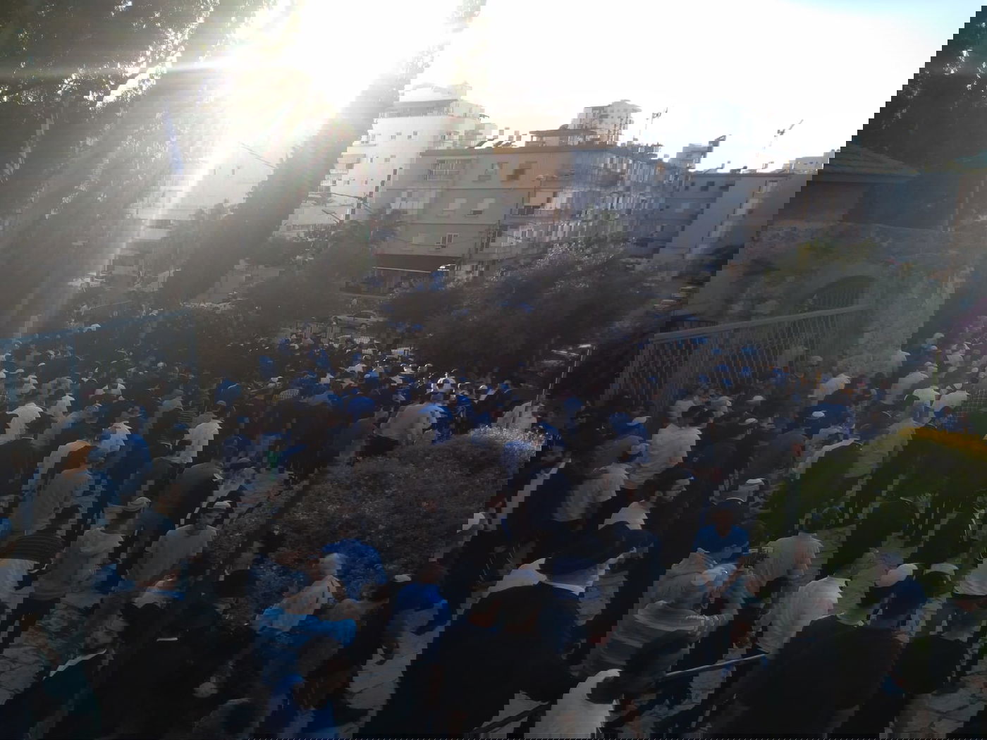 אלפים ליוו את ספרי התורה שנשרפו • תיעוד