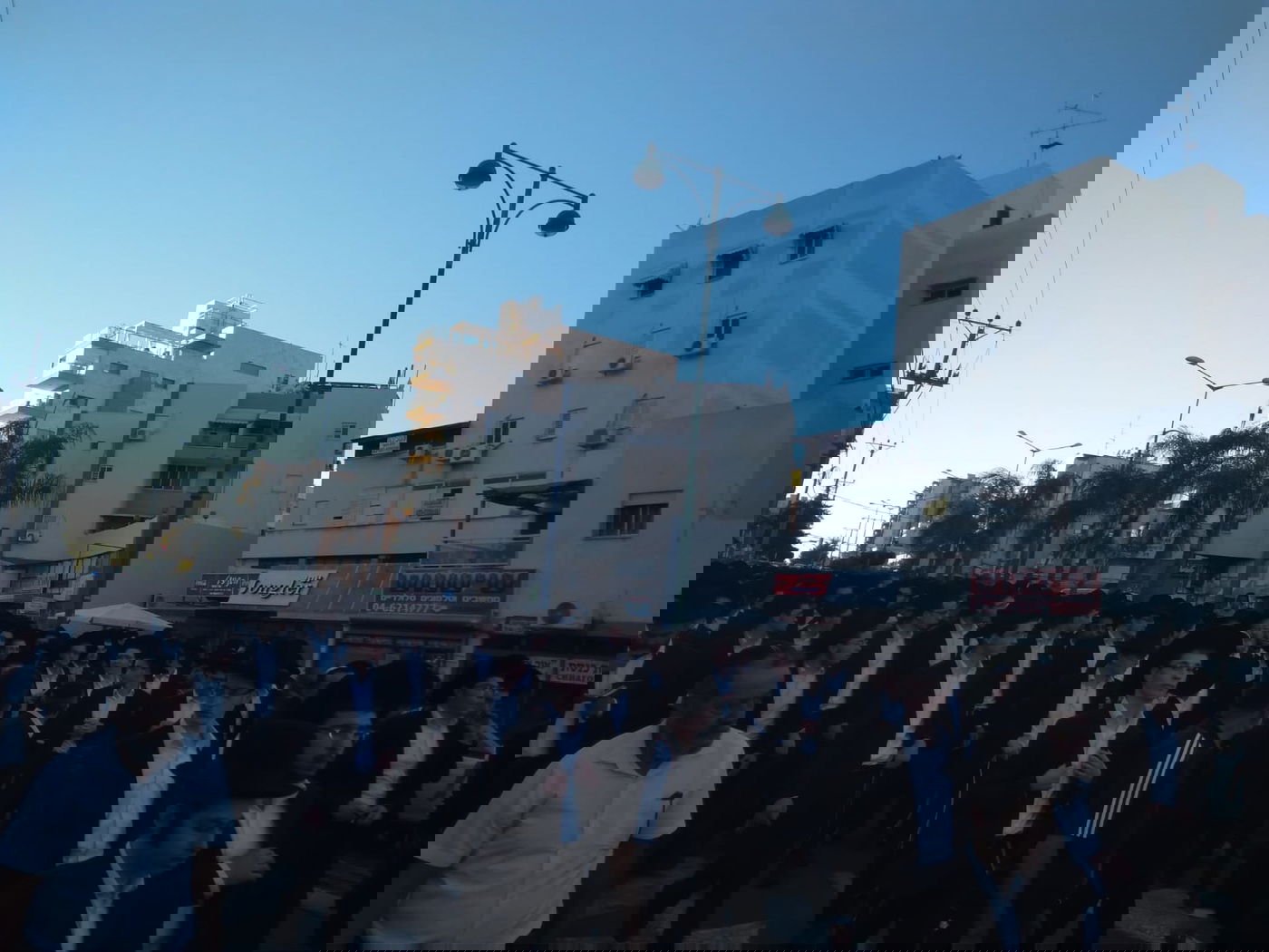 אלפים ליוו את ספרי התורה שנשרפו • תיעוד