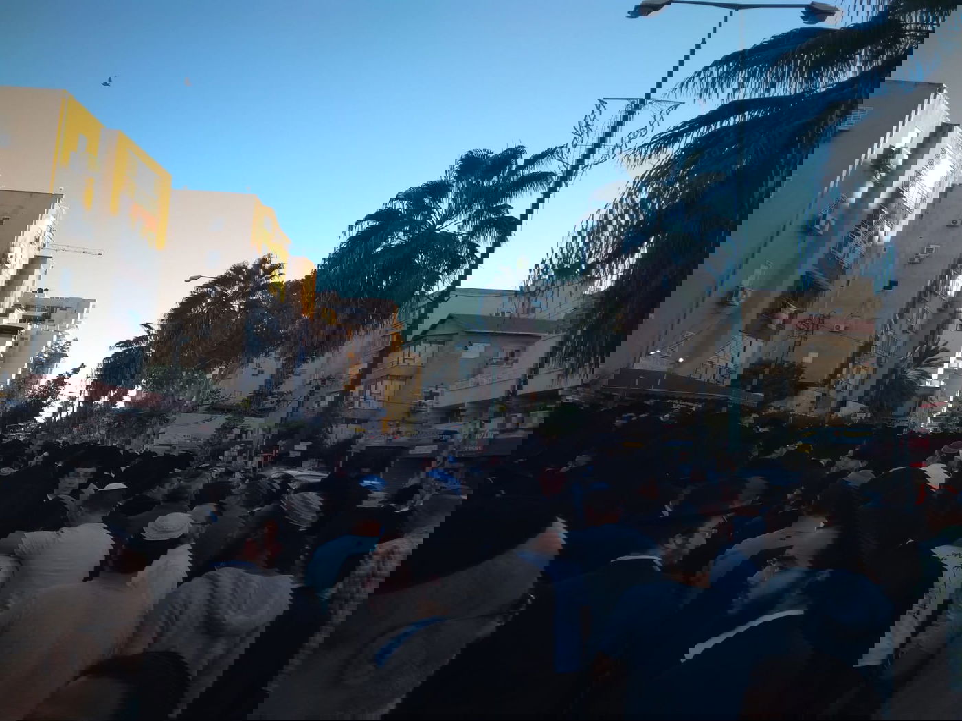 אלפים ליוו את ספרי התורה שנשרפו • תיעוד