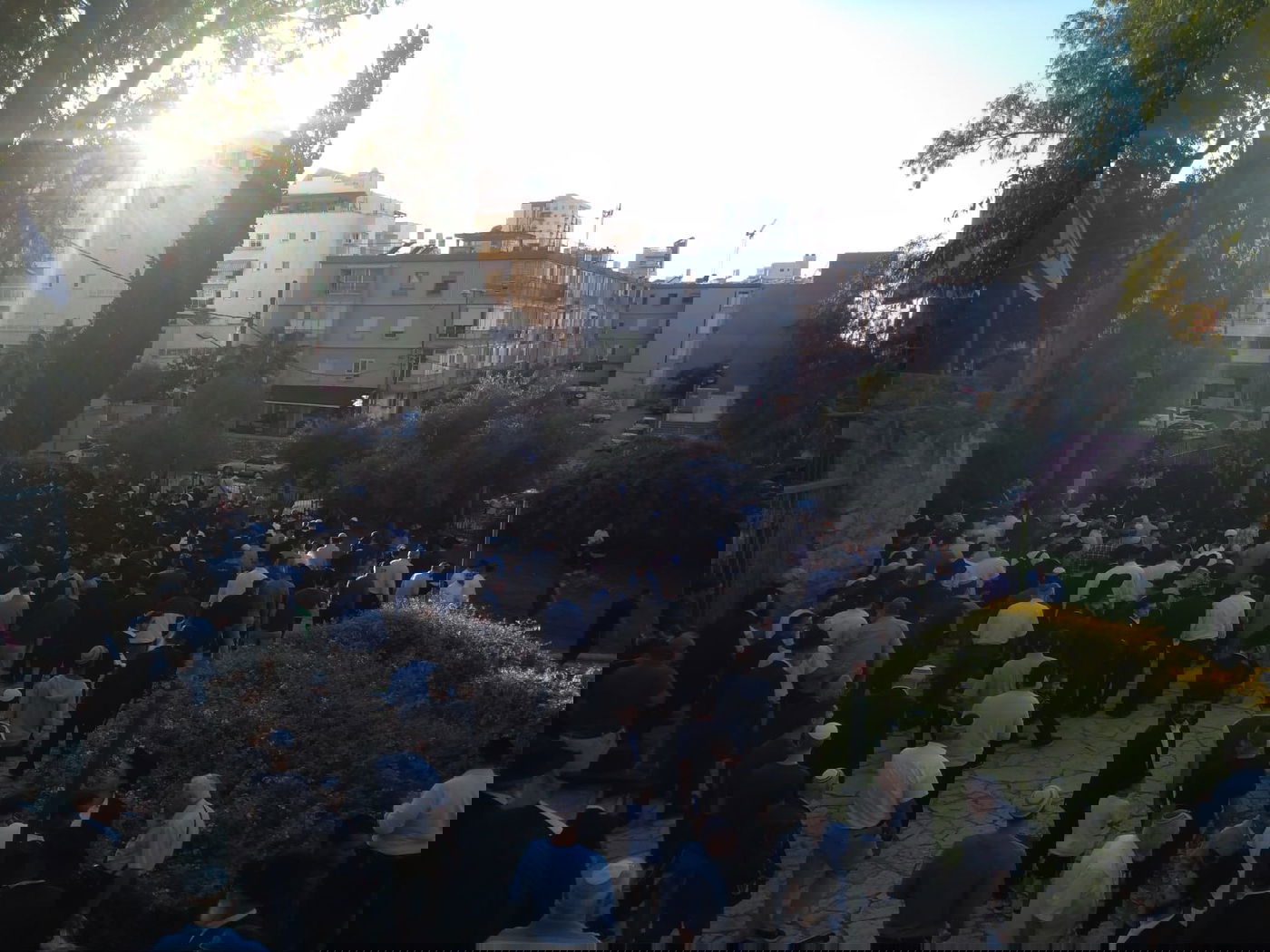 אלפים ליוו את ספרי התורה שנשרפו • תיעוד