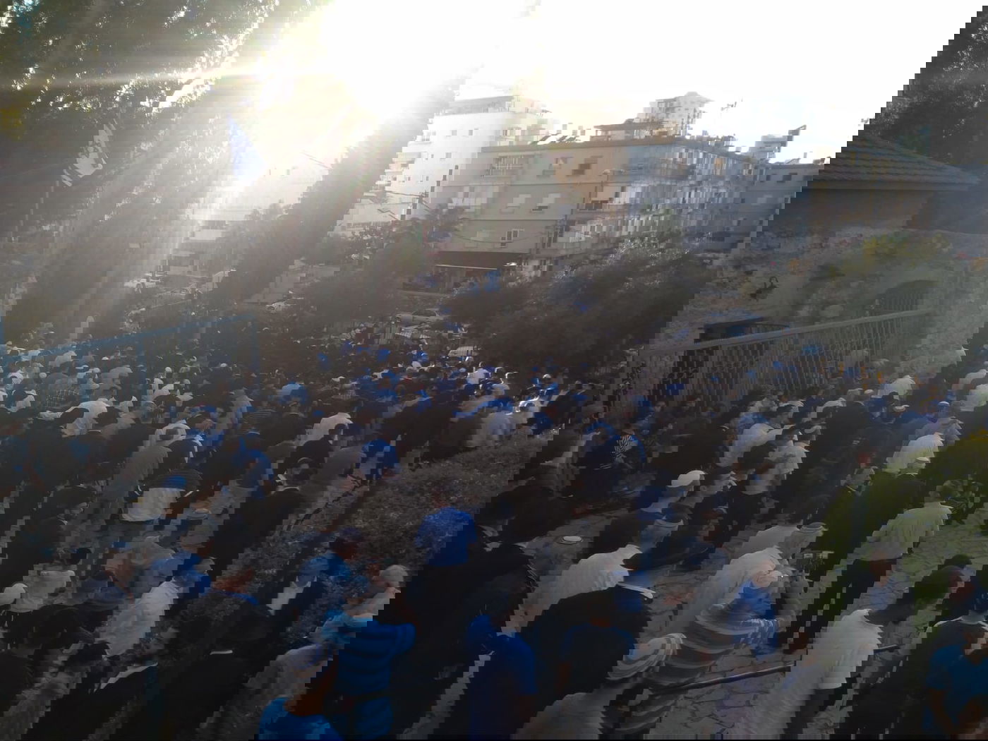 אלפים ליוו את ספרי התורה שנשרפו • תיעוד