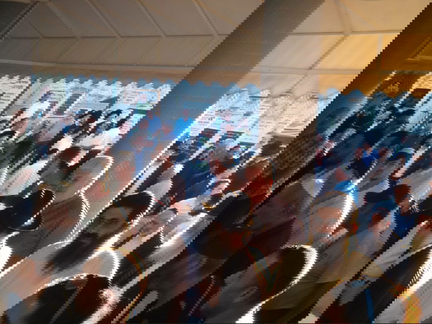 אלפים ליוו את ספרי התורה שנשרפו • תיעוד