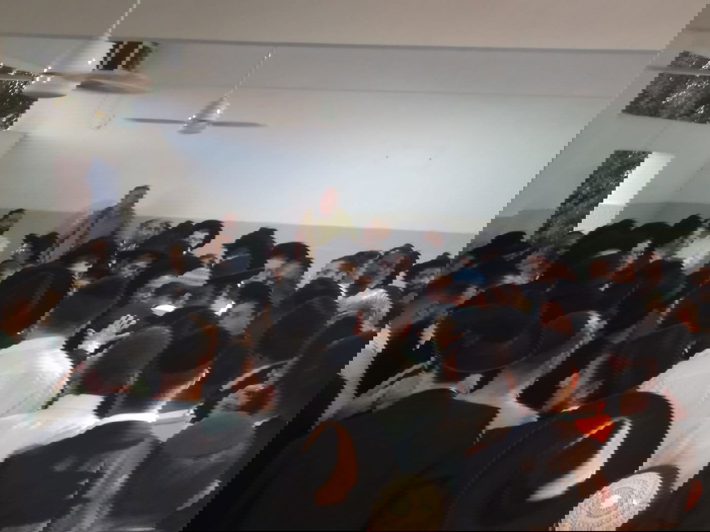 אלפים ליוו את ספרי התורה שנשרפו • תיעוד