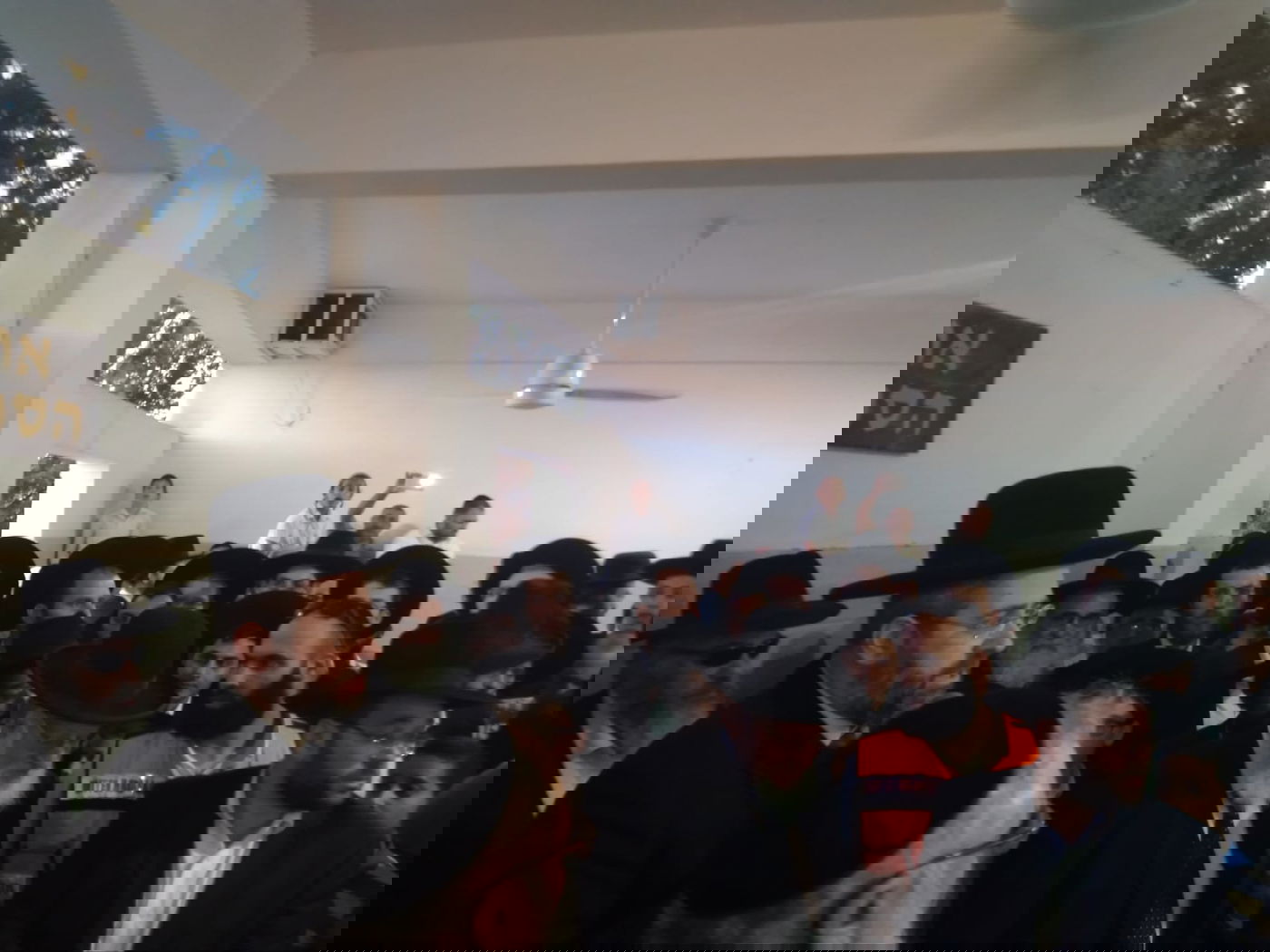 אלפים ליוו את ספרי התורה שנשרפו • תיעוד