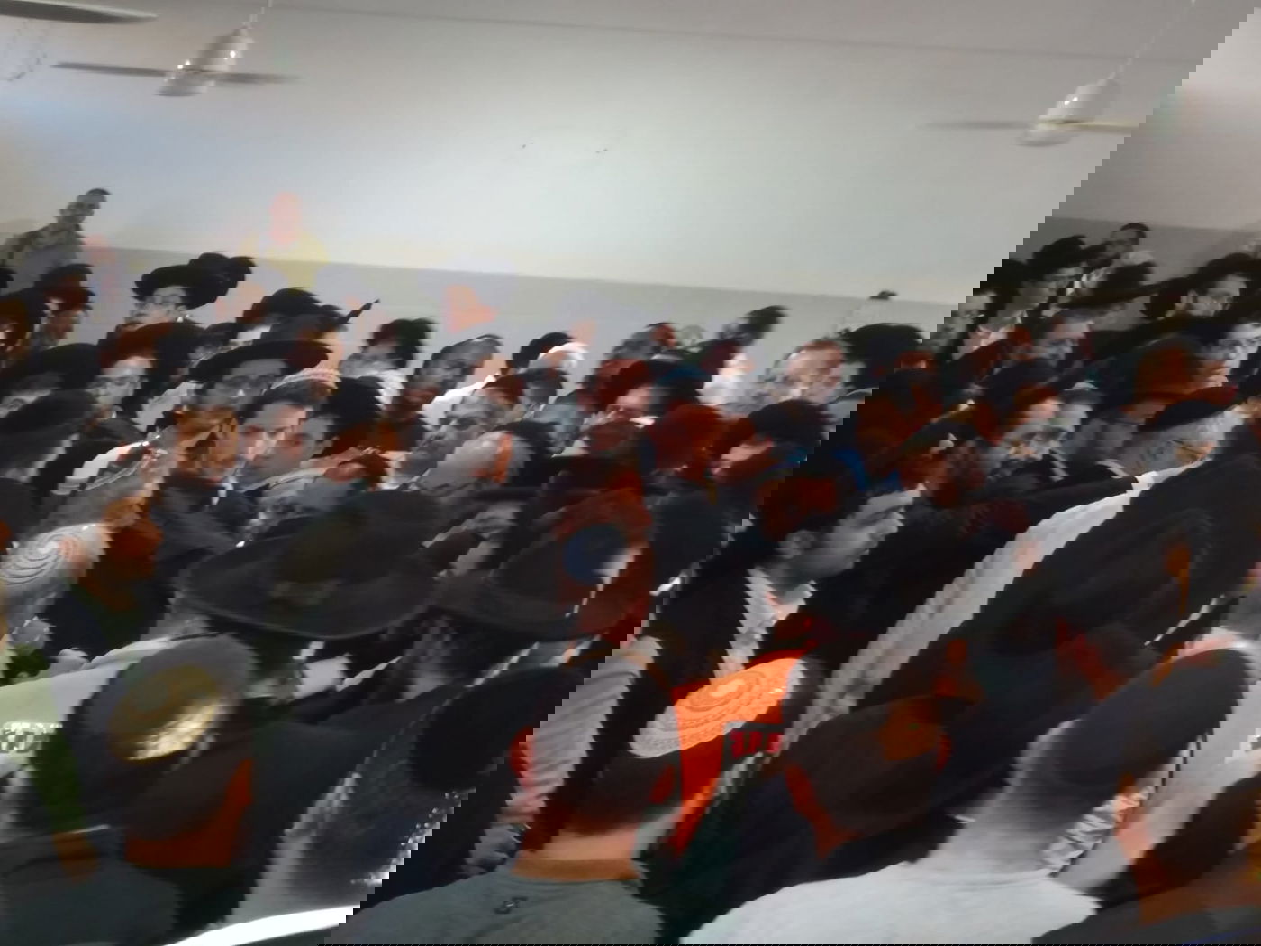 אלפים ליוו את ספרי התורה שנשרפו • תיעוד