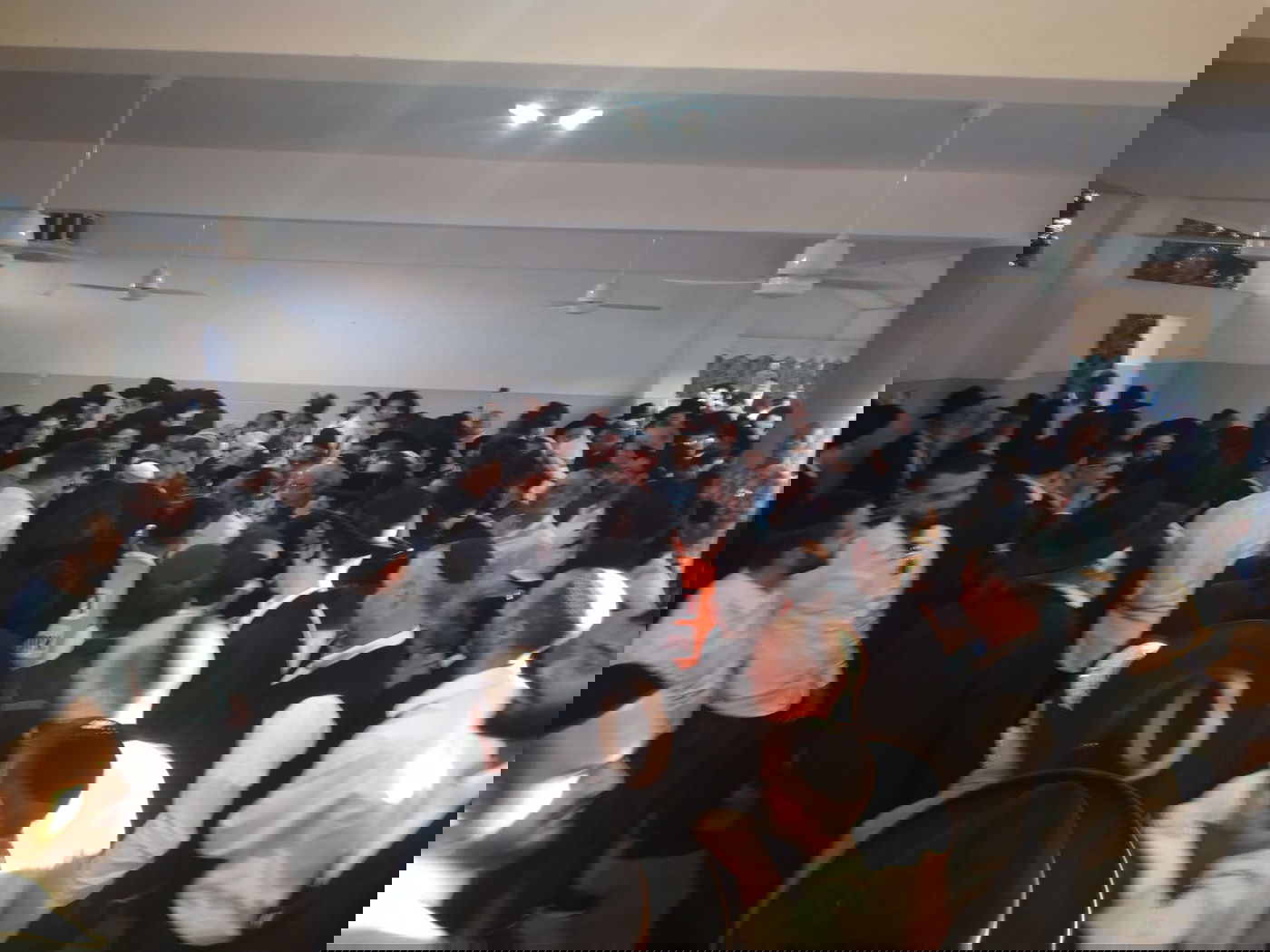 אלפים ליוו את ספרי התורה שנשרפו • תיעוד