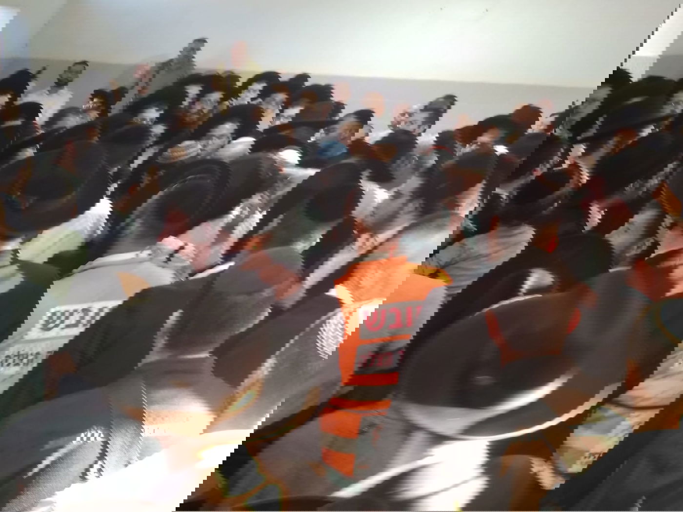 אלפים ליוו את ספרי התורה שנשרפו • תיעוד