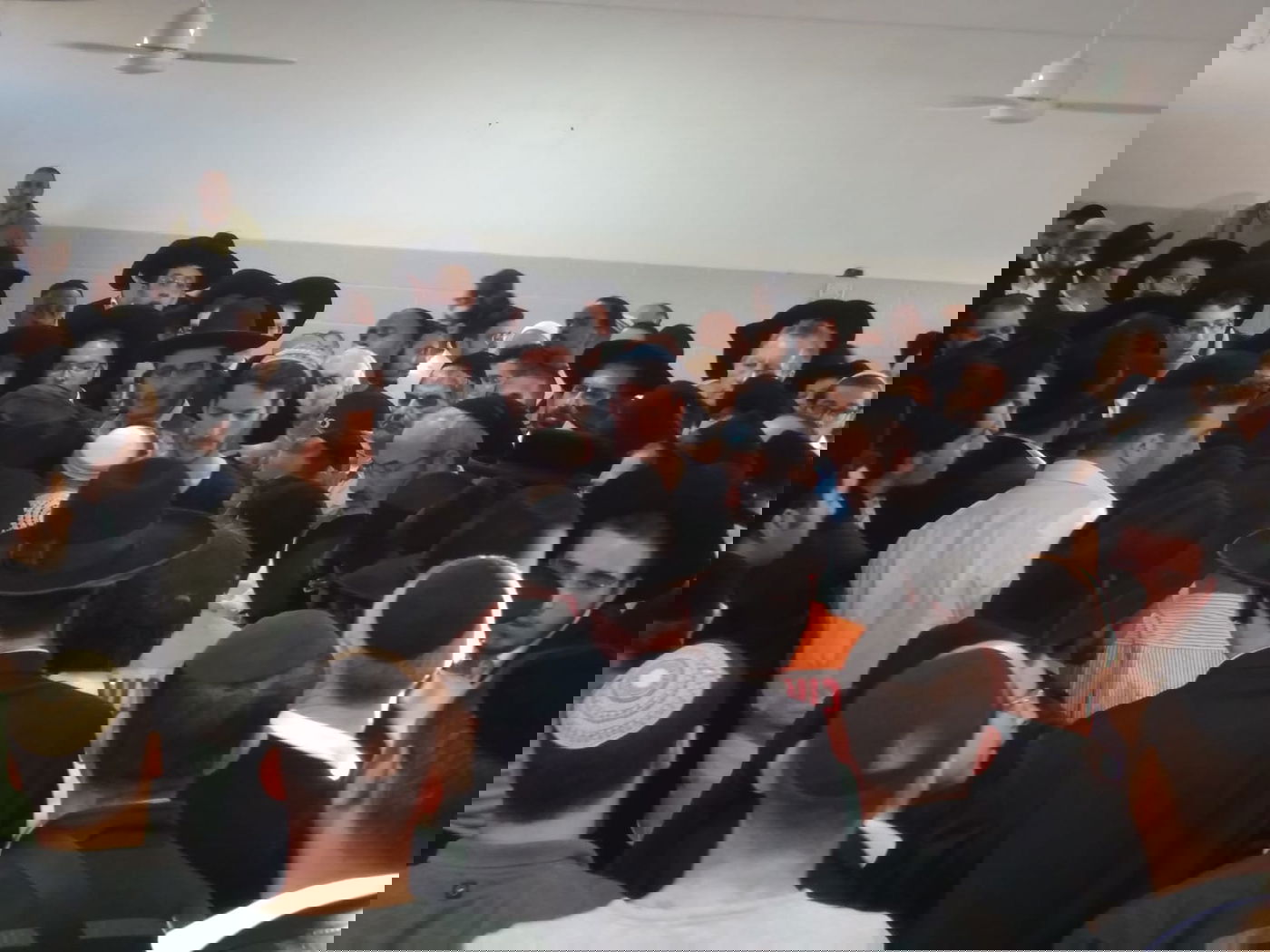 אלפים ליוו את ספרי התורה שנשרפו • תיעוד