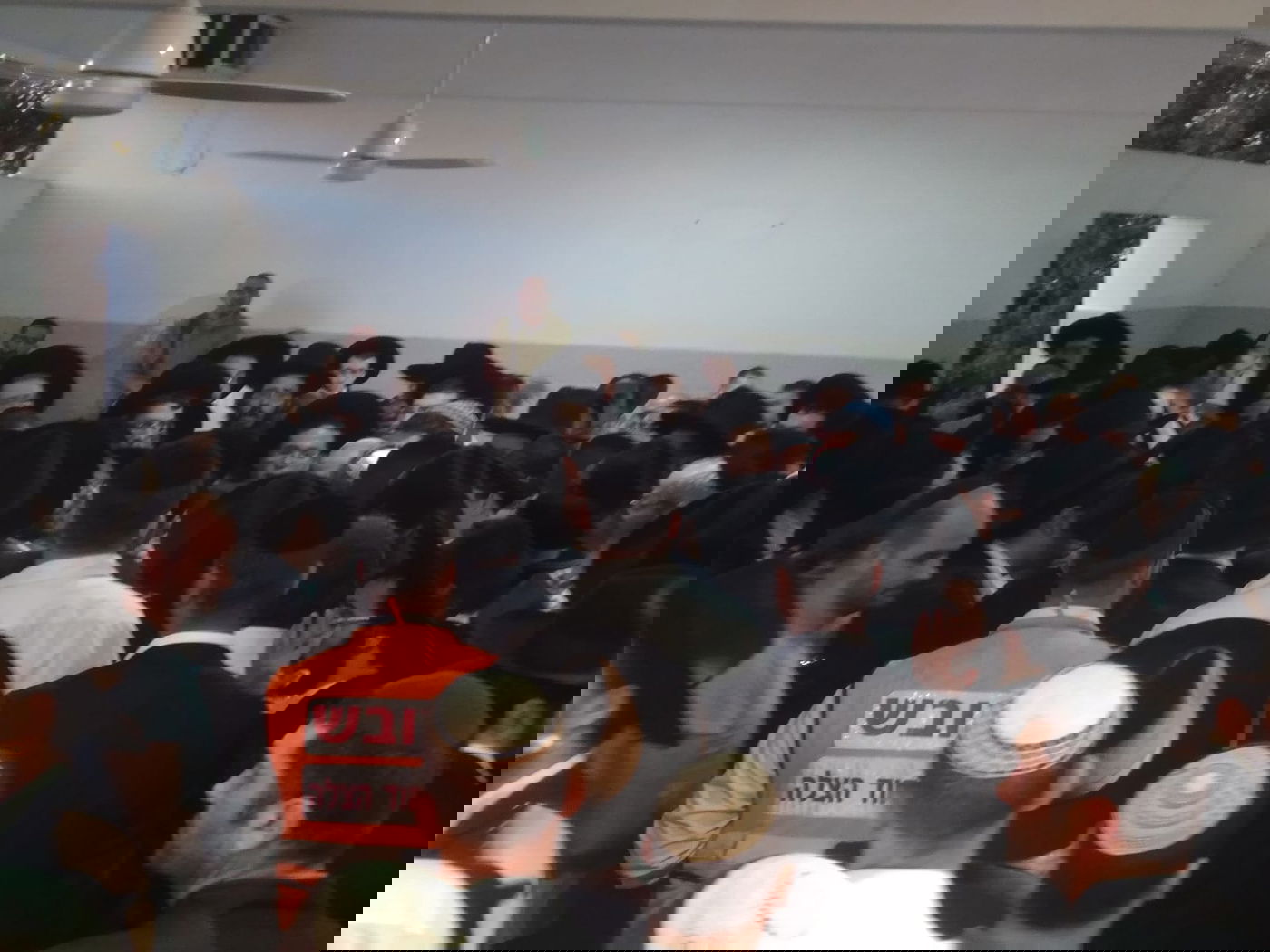 אלפים ליוו את ספרי התורה שנשרפו • תיעוד