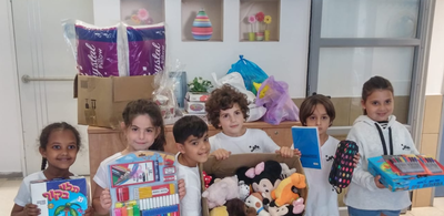 ילדי כיתה א' מצור הדסה אספו צעצועים למשפ' גינזבורג