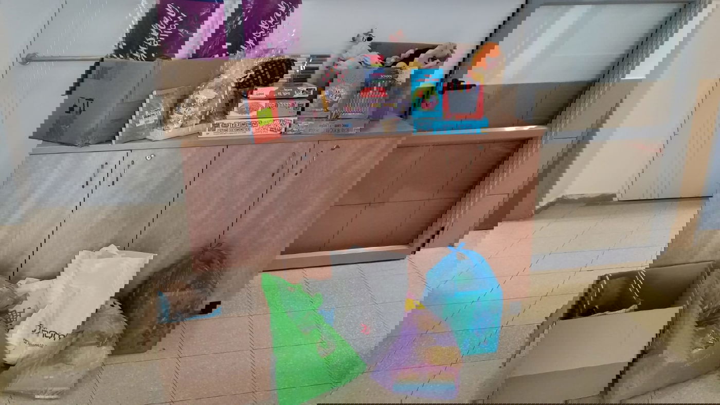 ילדי כיתה א' מצור הדסה אספו צעצועים למשפ' גינזבורג
