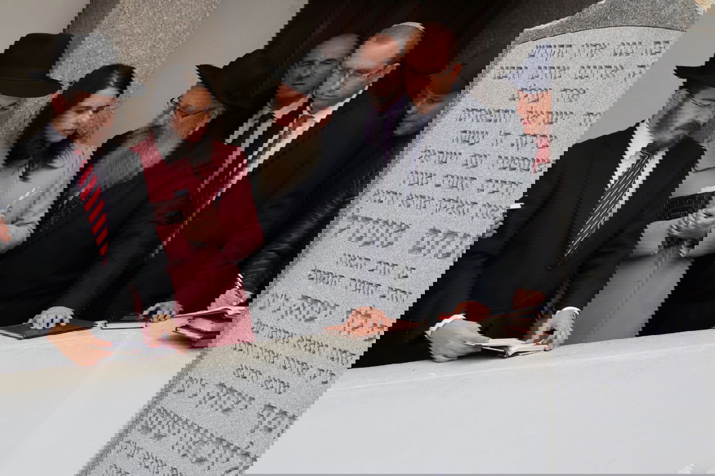 השרה איילת שקד התפללה בקבר הרבי מליובאוויטש. צפו