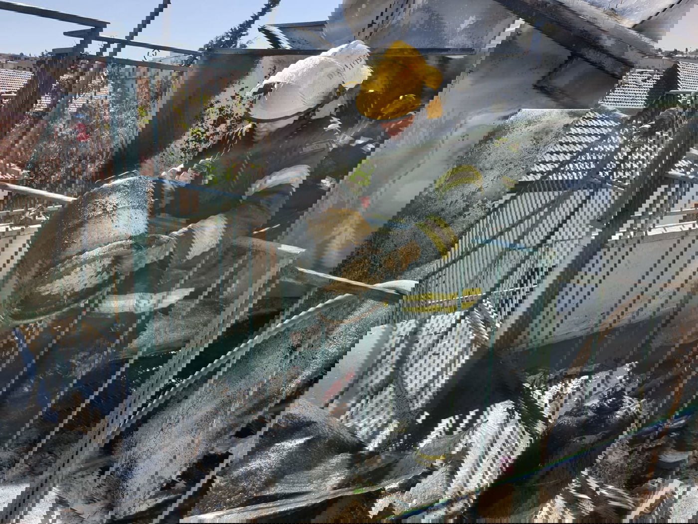 מאה שערים: מיכלי גז בערו בשריפה על גג בנין