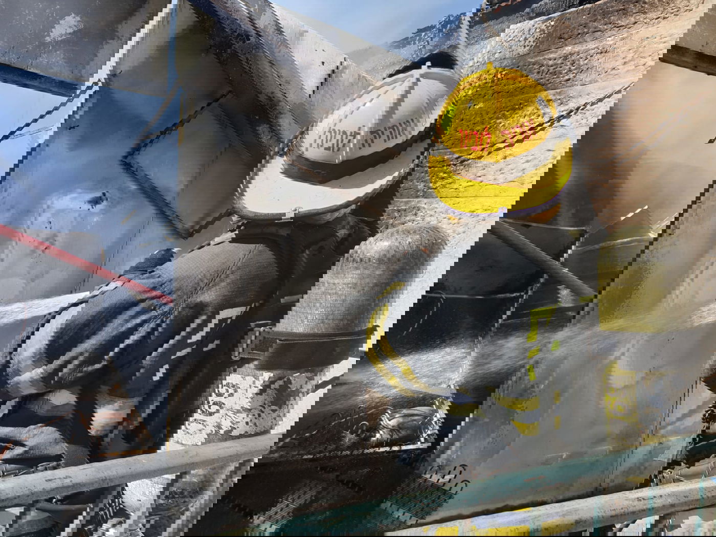 מאה שערים: מיכלי גז בערו בשריפה על גג בנין