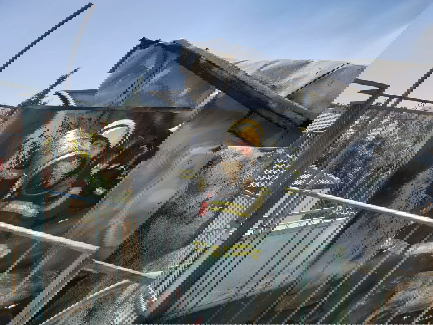 מאה שערים: מיכלי גז בערו בשריפה על גג בנין