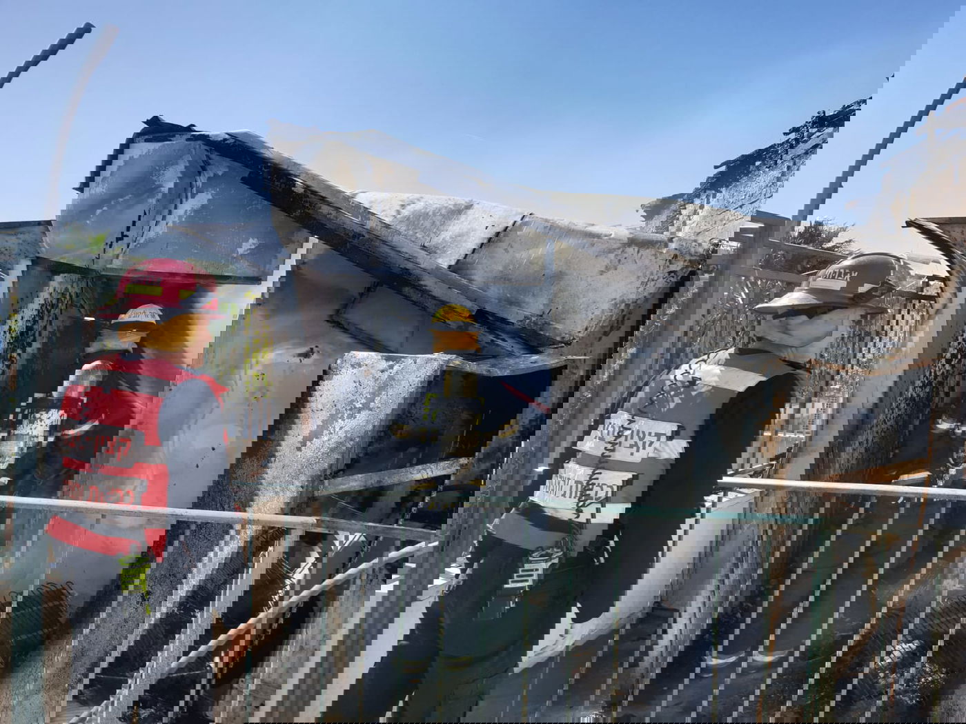 מאה שערים: מיכלי גז בערו בשריפה על גג בנין