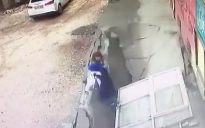 מבהיל: האדמה פערה את פיה ושתי הנשים נבלעו