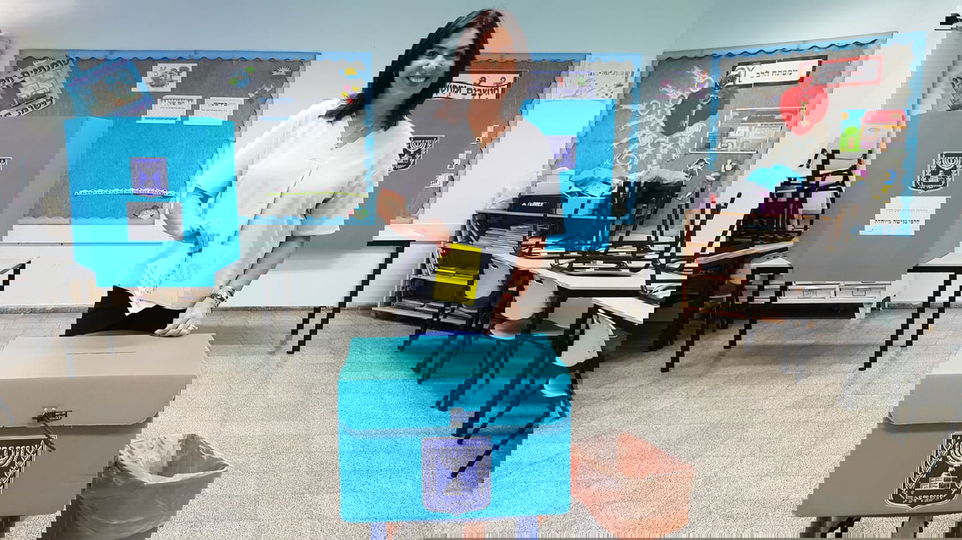 השרה רגב מצביעה