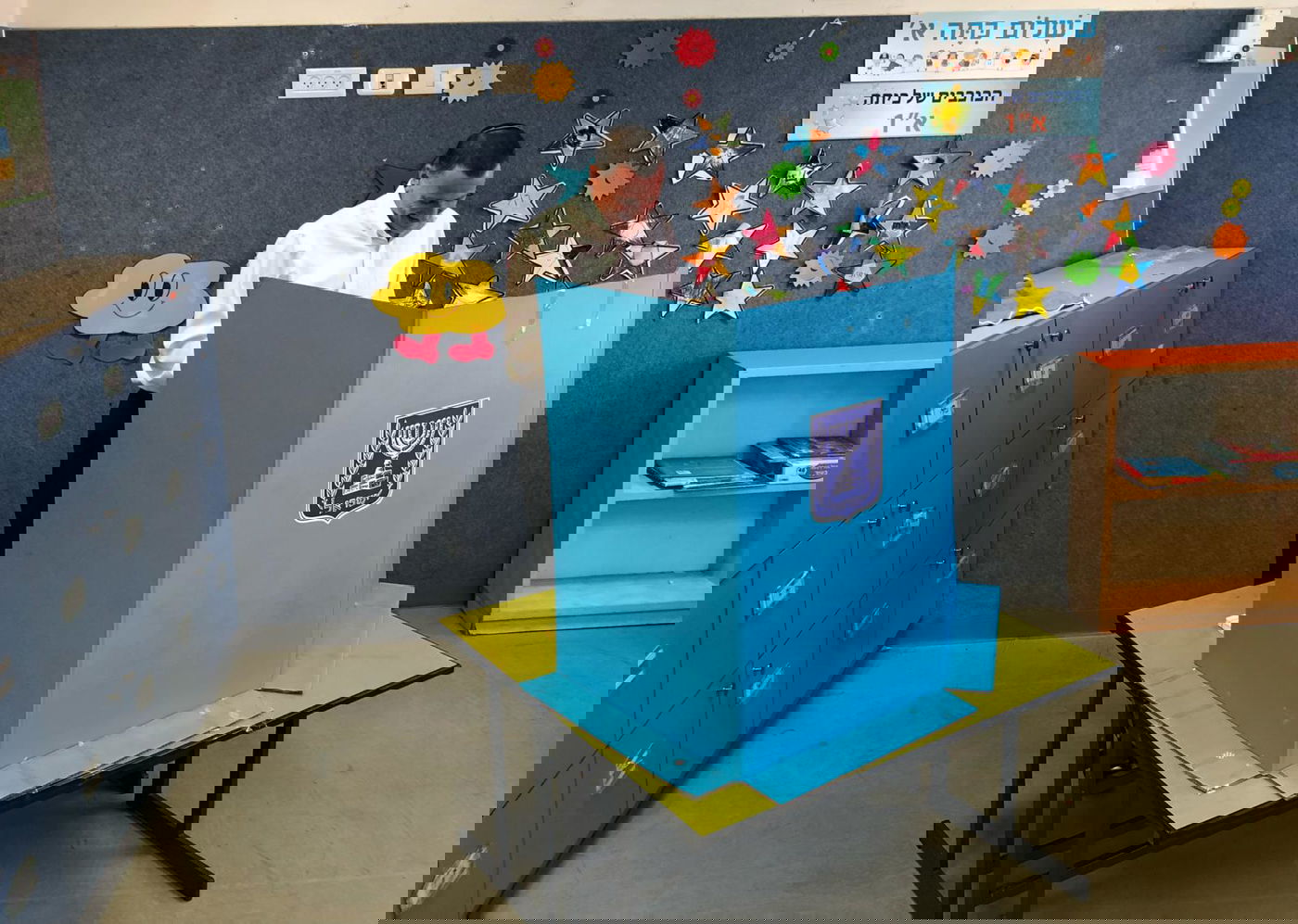 יו"ר הכנסת יולי אדלשטיין מצביע