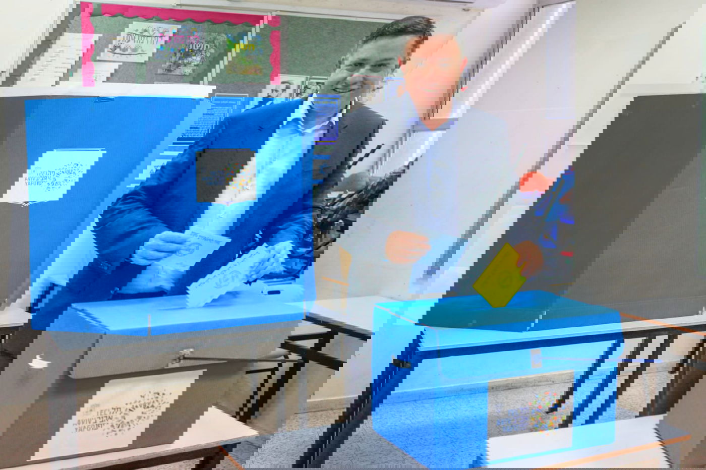 אבי גבאי מצביע