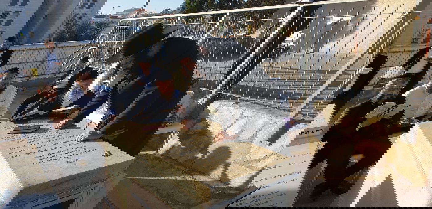 פרוש בציון מרן הגר"ע יוסף זצ"ל