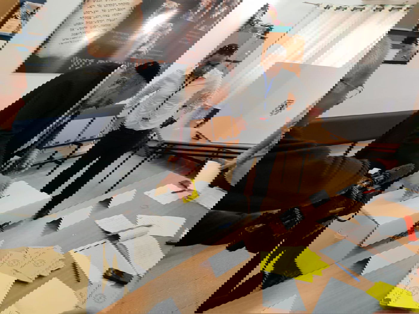 השר אריה דרעי מצביע