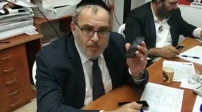 כך זה נראה: ח"כ יעקב אשר מוטרד בטלפון