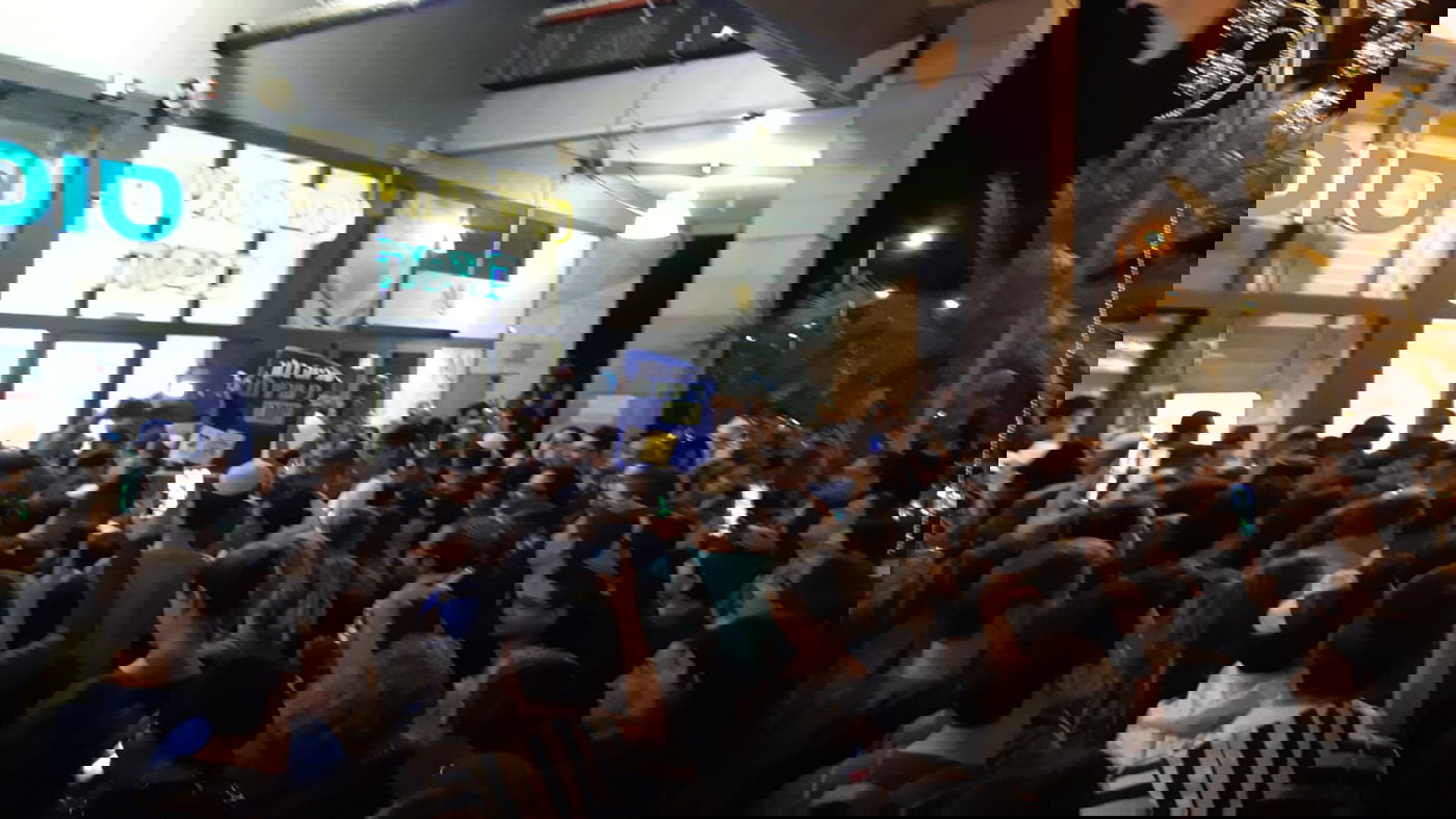 רחבת העירייה, בשעה זו