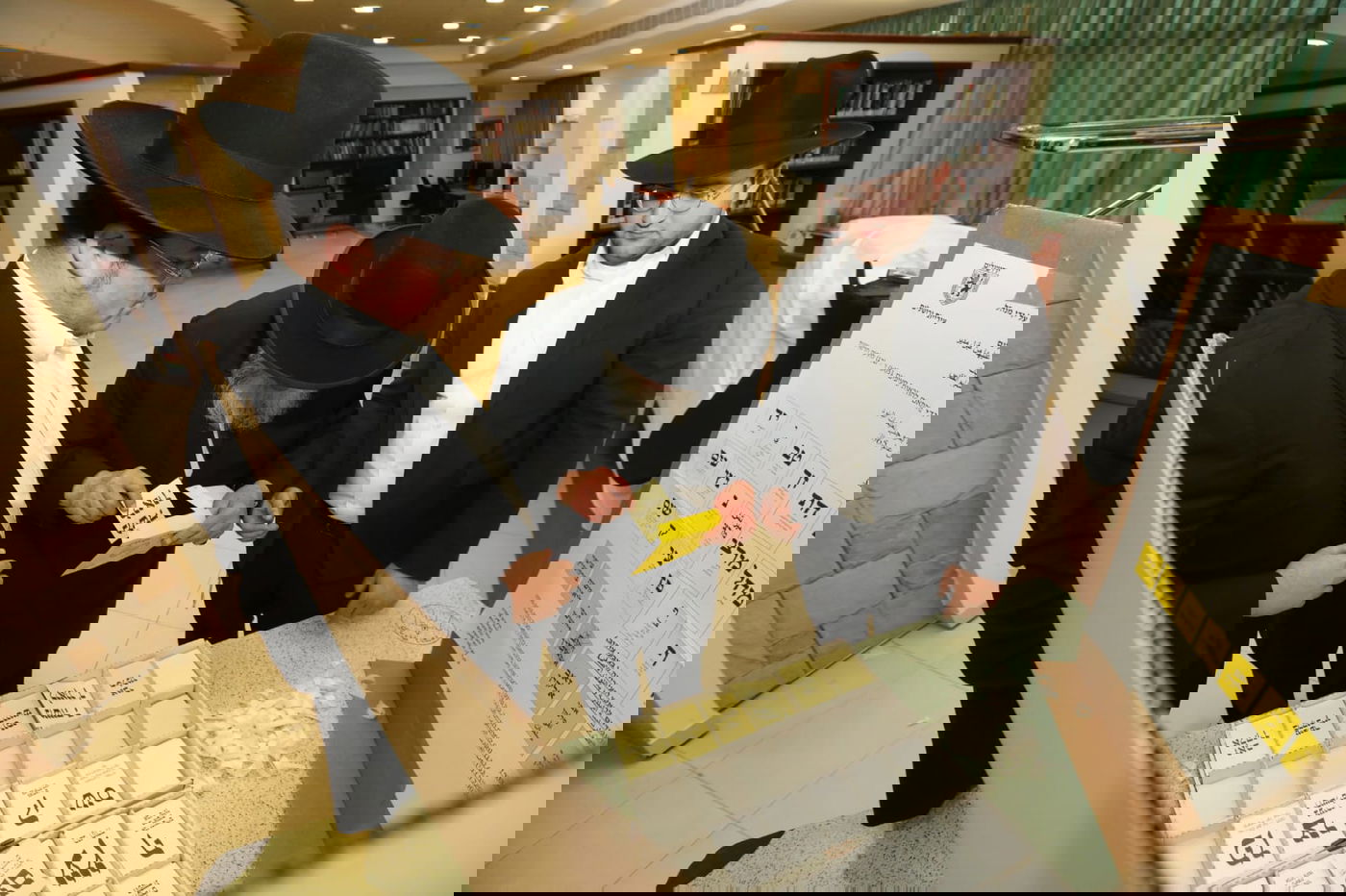 כך הגרב"מ אזרחי והרבנית הצביעו בבחירות