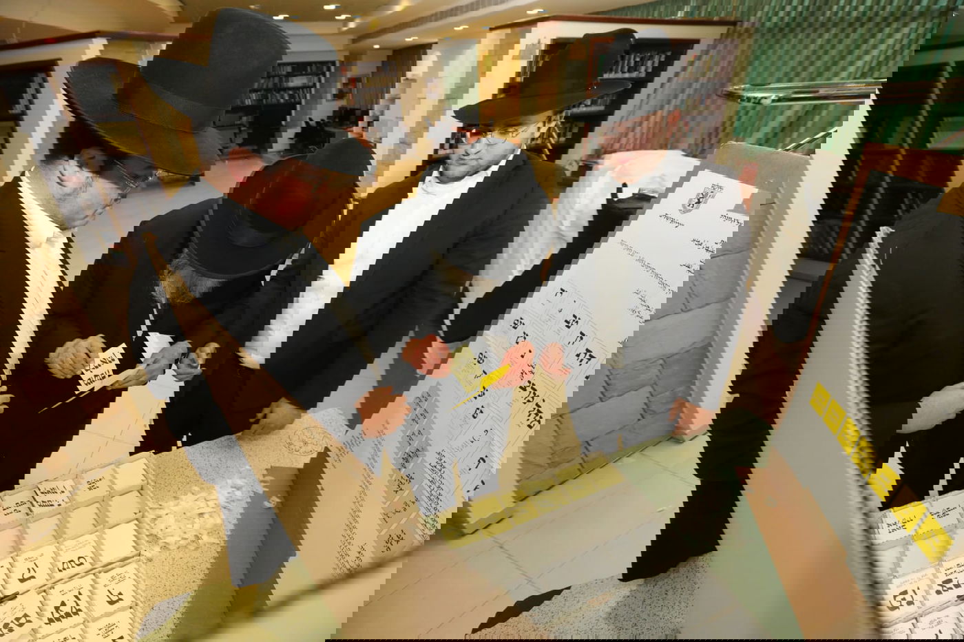 כך הגרב"מ אזרחי והרבנית הצביעו בבחירות