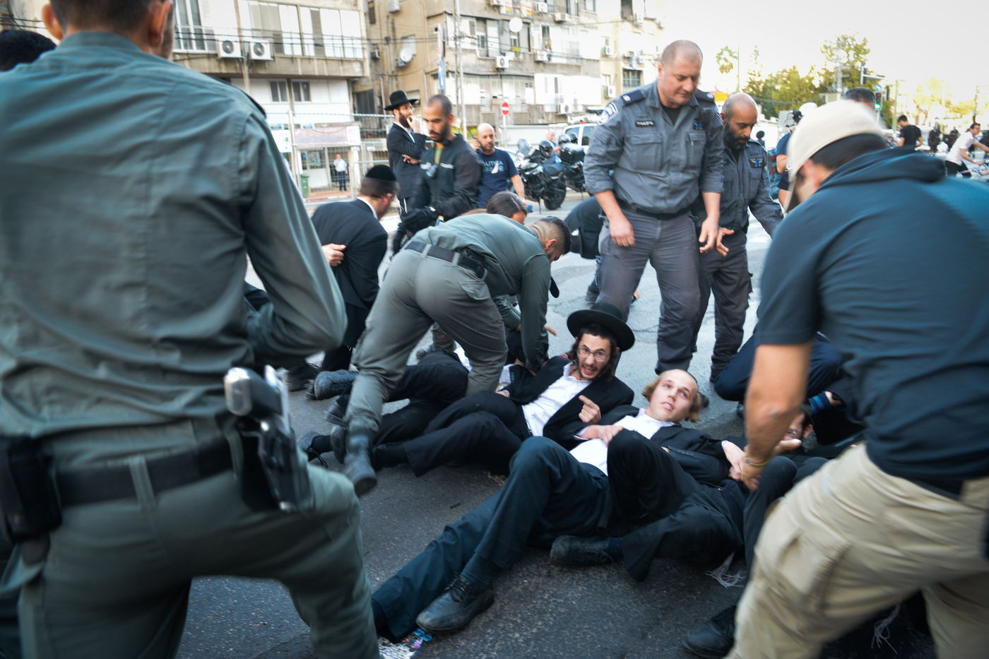 השוטר התפרץ: "הלוואי שתתחשמלו" • צפו