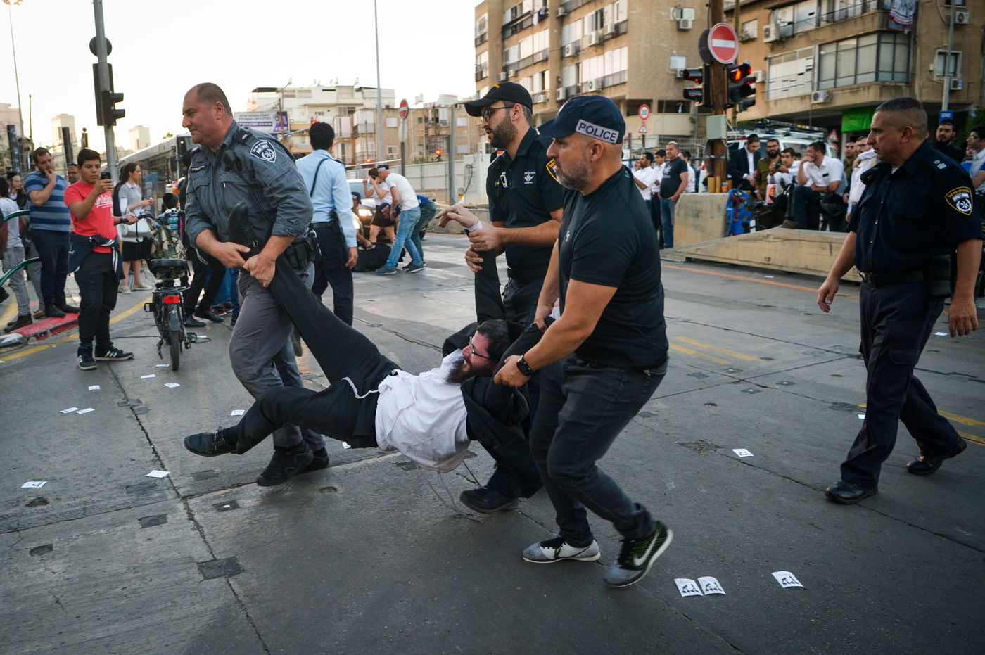 השוטר התפרץ: "הלוואי שתתחשמלו" • צפו