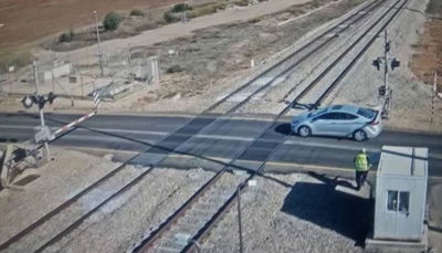 נהג היה שקוע בטלפון ונתקע על מסילת הרכבת