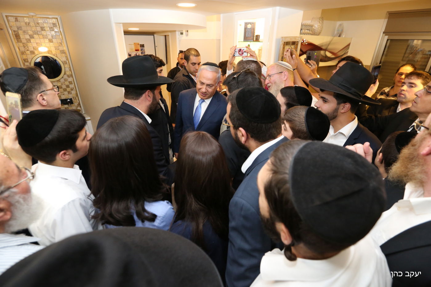 תיעוד: ראש הממשלה מנחם את משפחת אזולאי