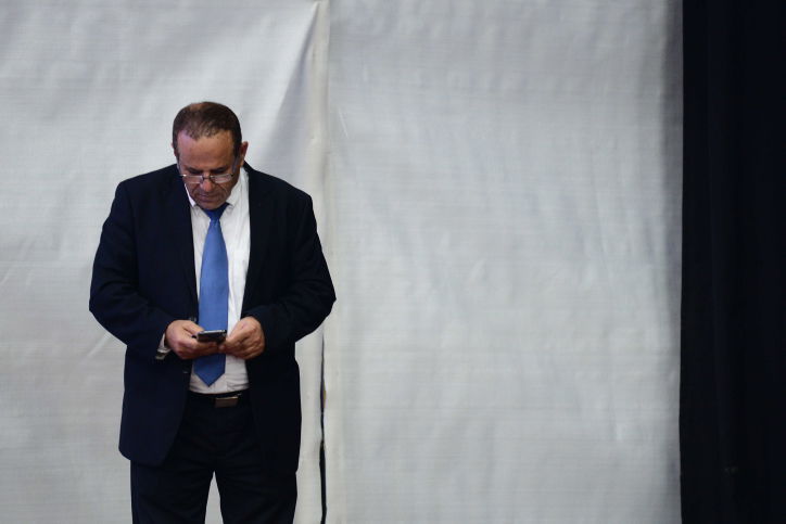 השר איוב קרא עוכב בשדה התעופה בדובאי