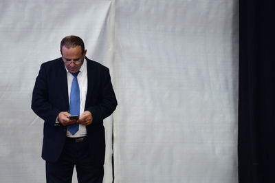 השר איוב קרא עוכב בשדה התעופה בדובאי