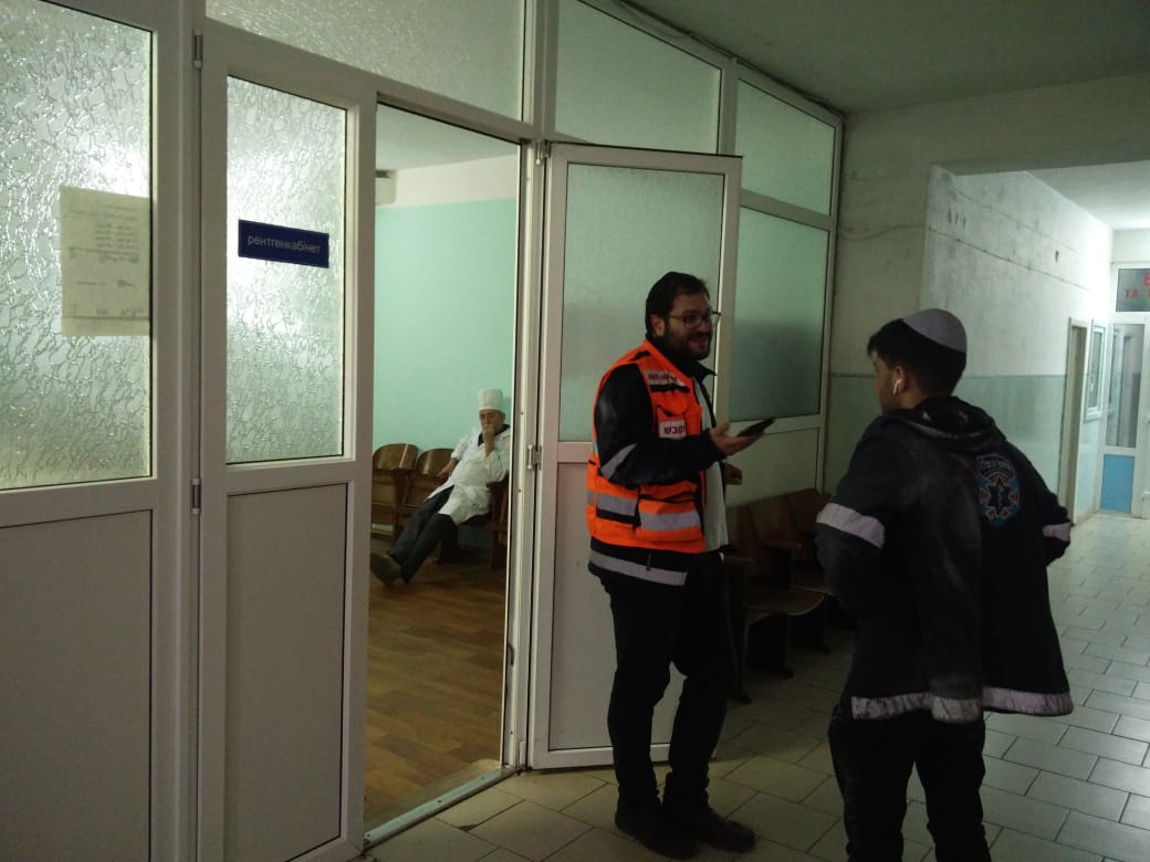 צוות האמבולנס בבית החולים המקומי באומן