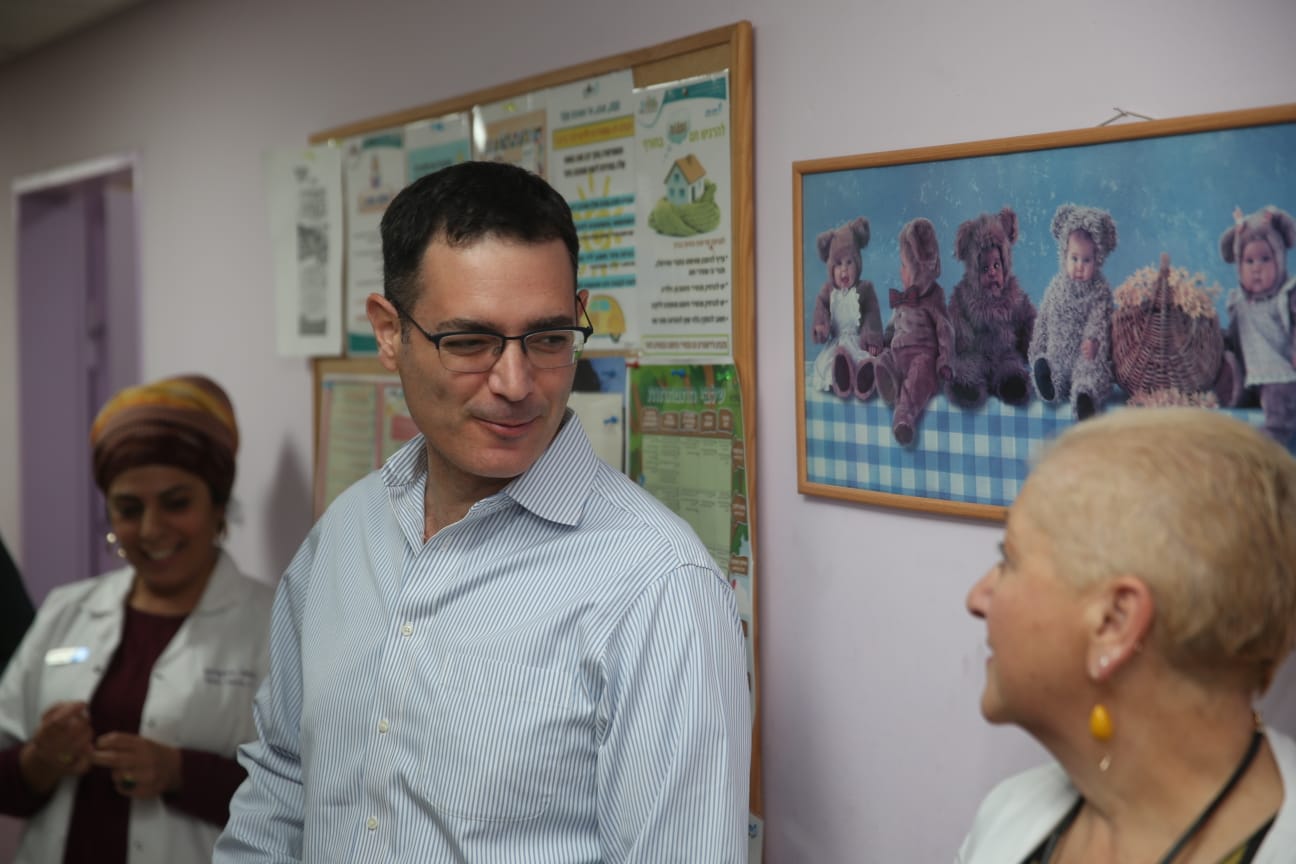 מנכ"ל משרד הבריאות ערך ביקור פתע בטיפת חלב. תיעוד