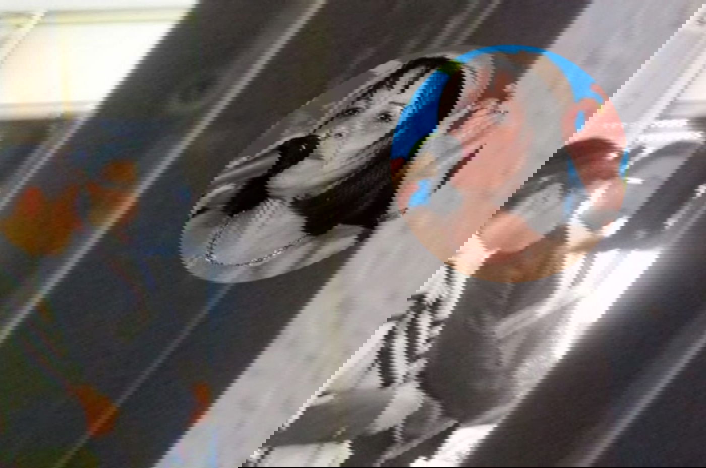 המזוזה התלושה והמתפללים ההמומים