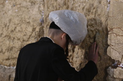 חצות לילה בכותל: גשם ומתפללים • גלריה