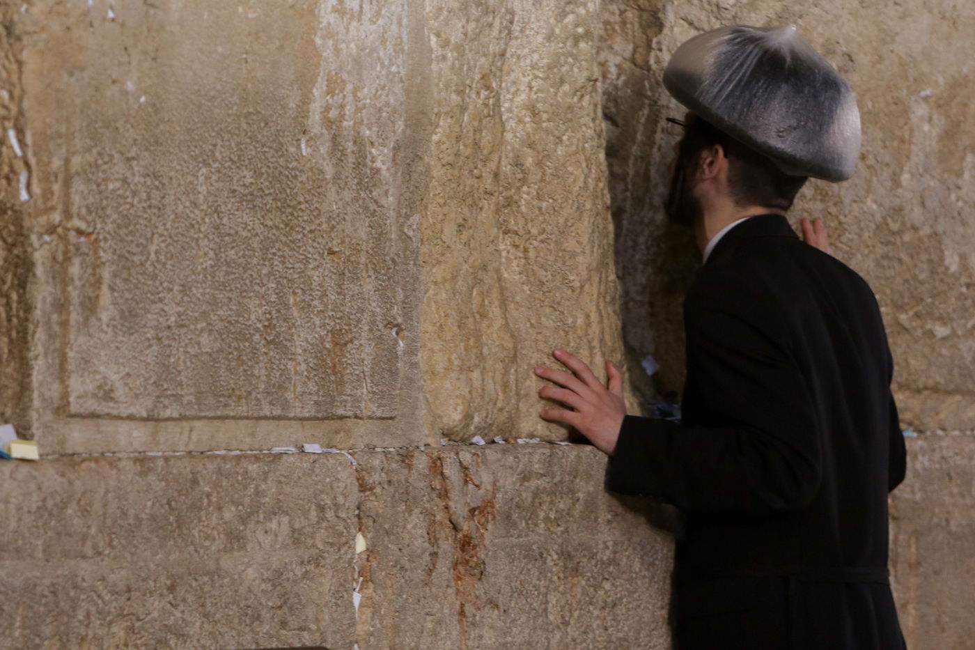 חצות לילה בכותל: גשם ומתפללים • גלריה