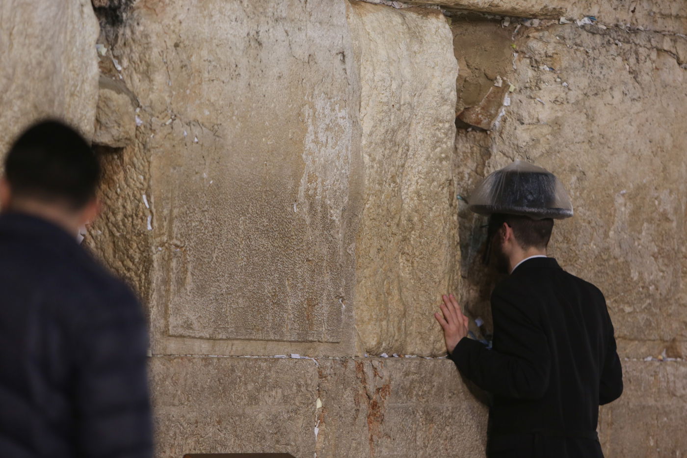 חצות לילה בכותל: גשם ומתפללים • גלריה