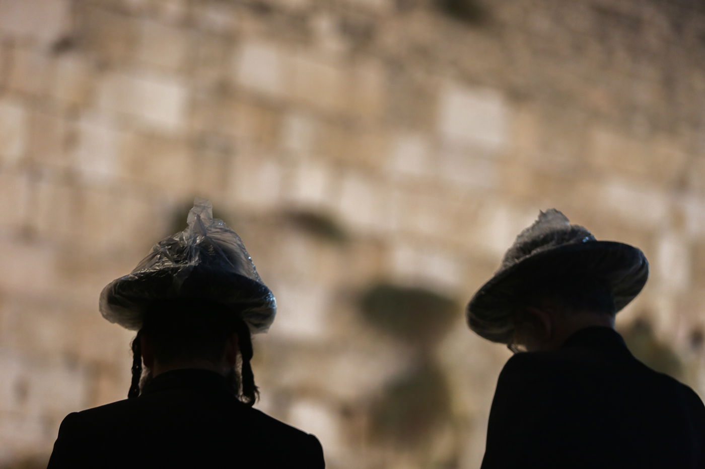 חצות לילה בכותל: גשם ומתפללים • גלריה