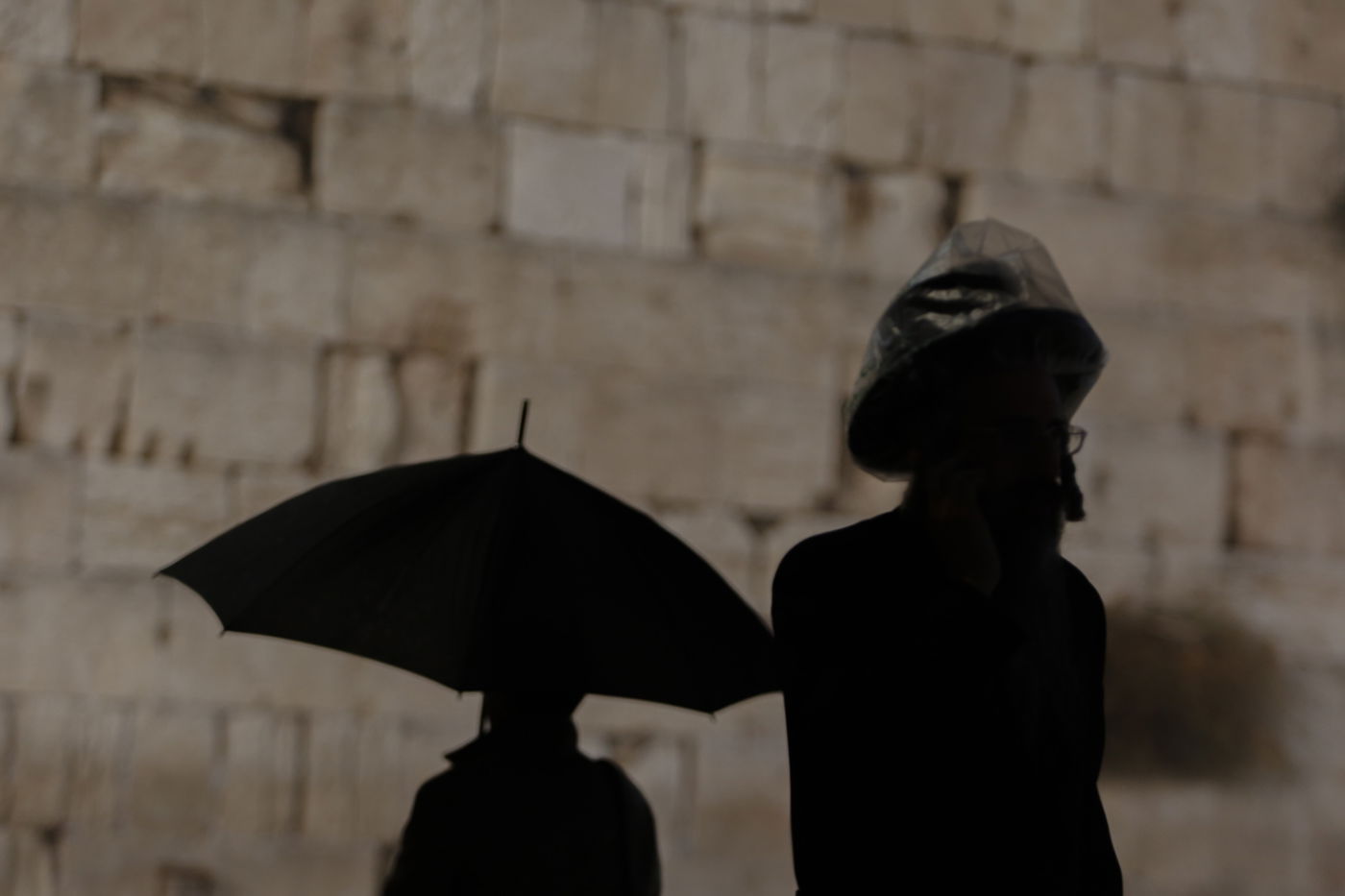 חצות לילה בכותל: גשם ומתפללים • גלריה