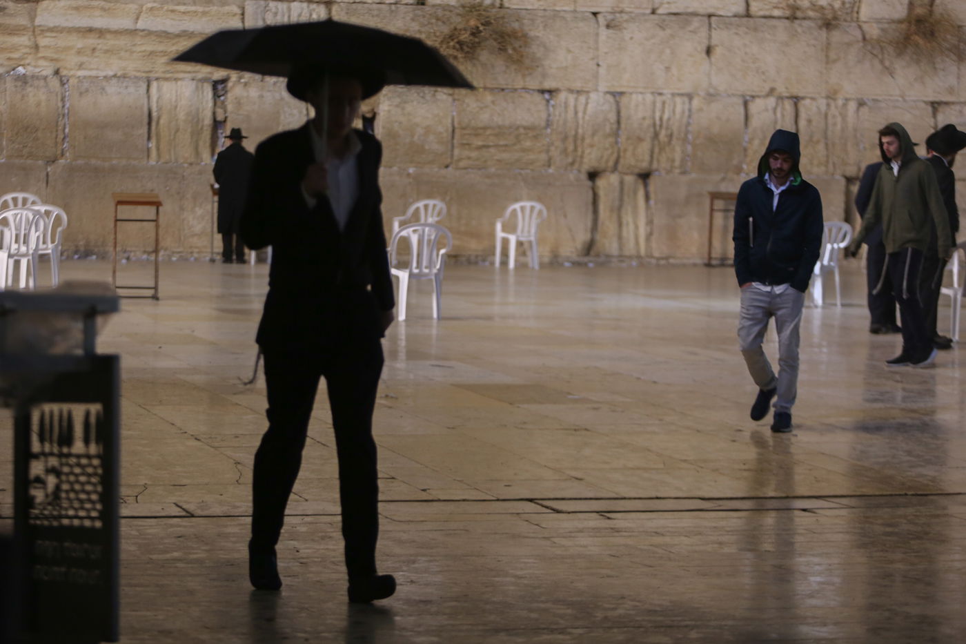 חצות לילה בכותל: גשם ומתפללים • גלריה