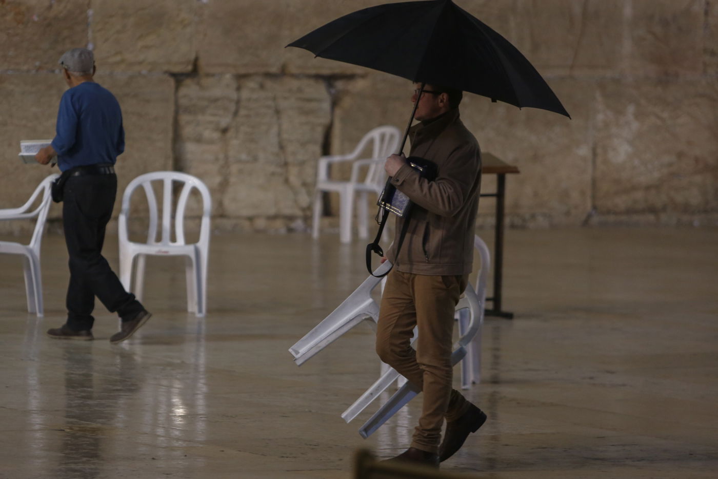 חצות לילה בכותל: גשם ומתפללים • גלריה