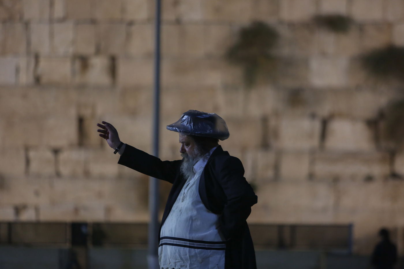 חצות לילה בכותל: גשם ומתפללים • גלריה